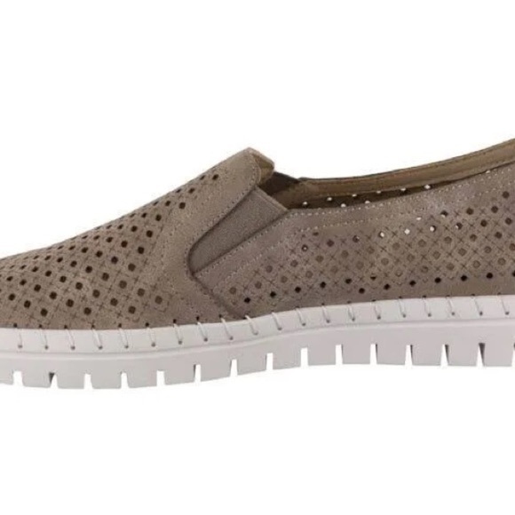 New Easy Street Women's Fresh Slip-On Sneaker Natural size 9 - Picture 3 of 16